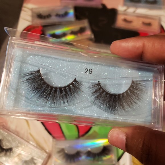 Lashes - Picture 5 of 8